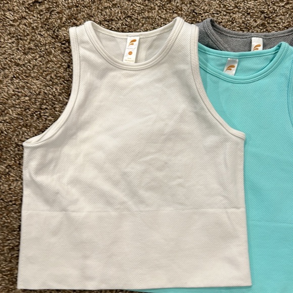 Fornia Crop Tops Set - Picture 2 of 8